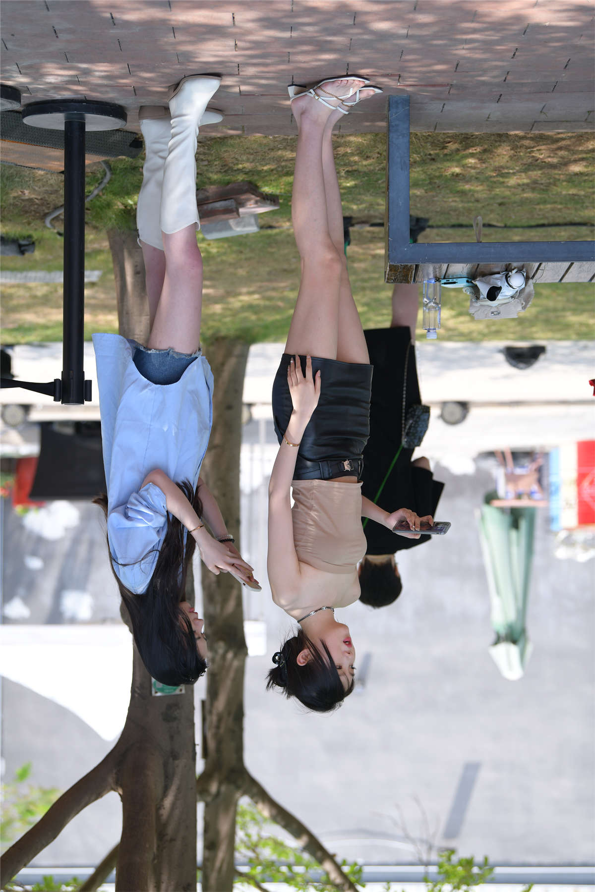 图片[2]-靓丽黑色皮裙-日更街拍