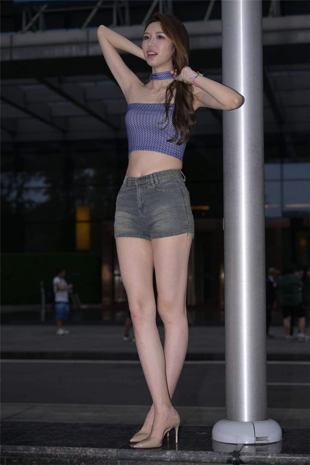 图片[2]-高挑靓丽牛仔短裤-日更街拍