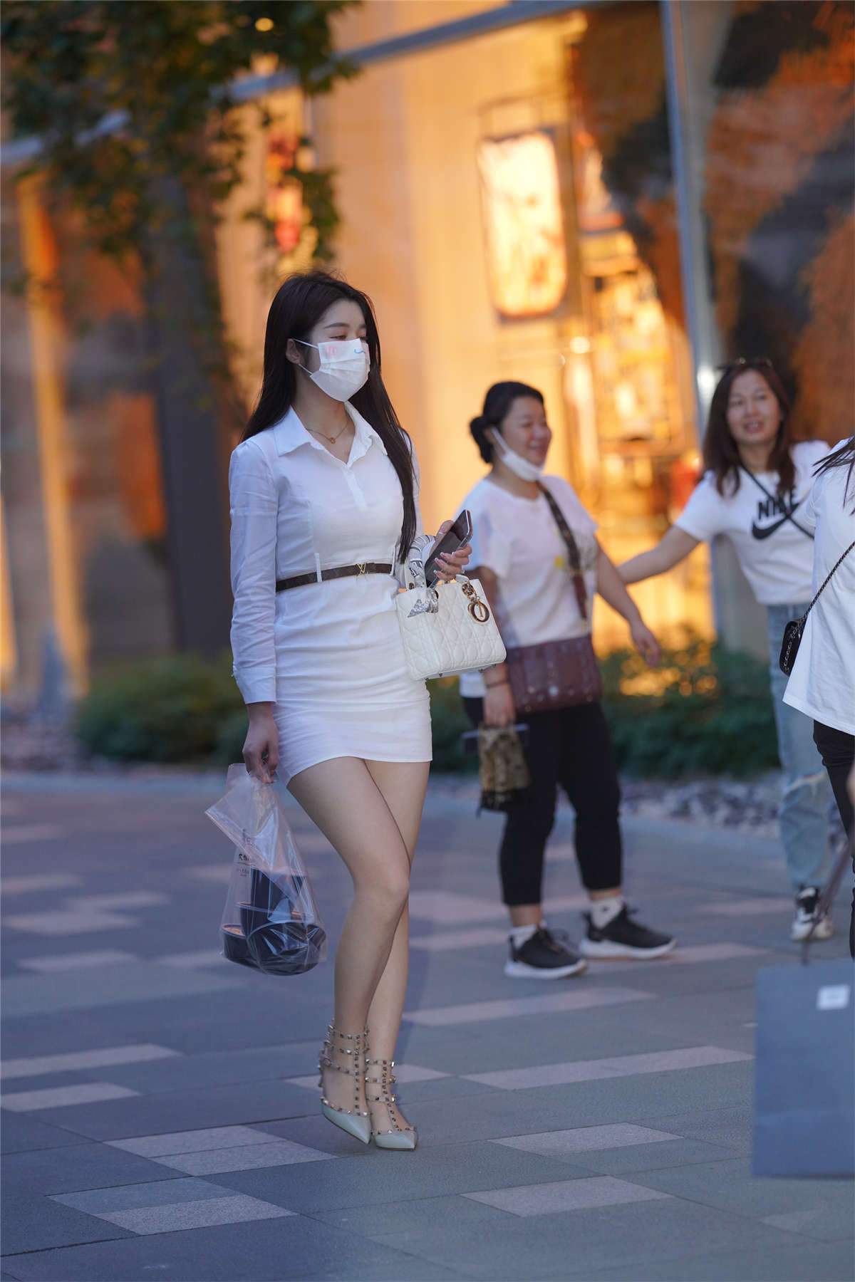 图片[2]-优雅白色连衣裙-日更街拍