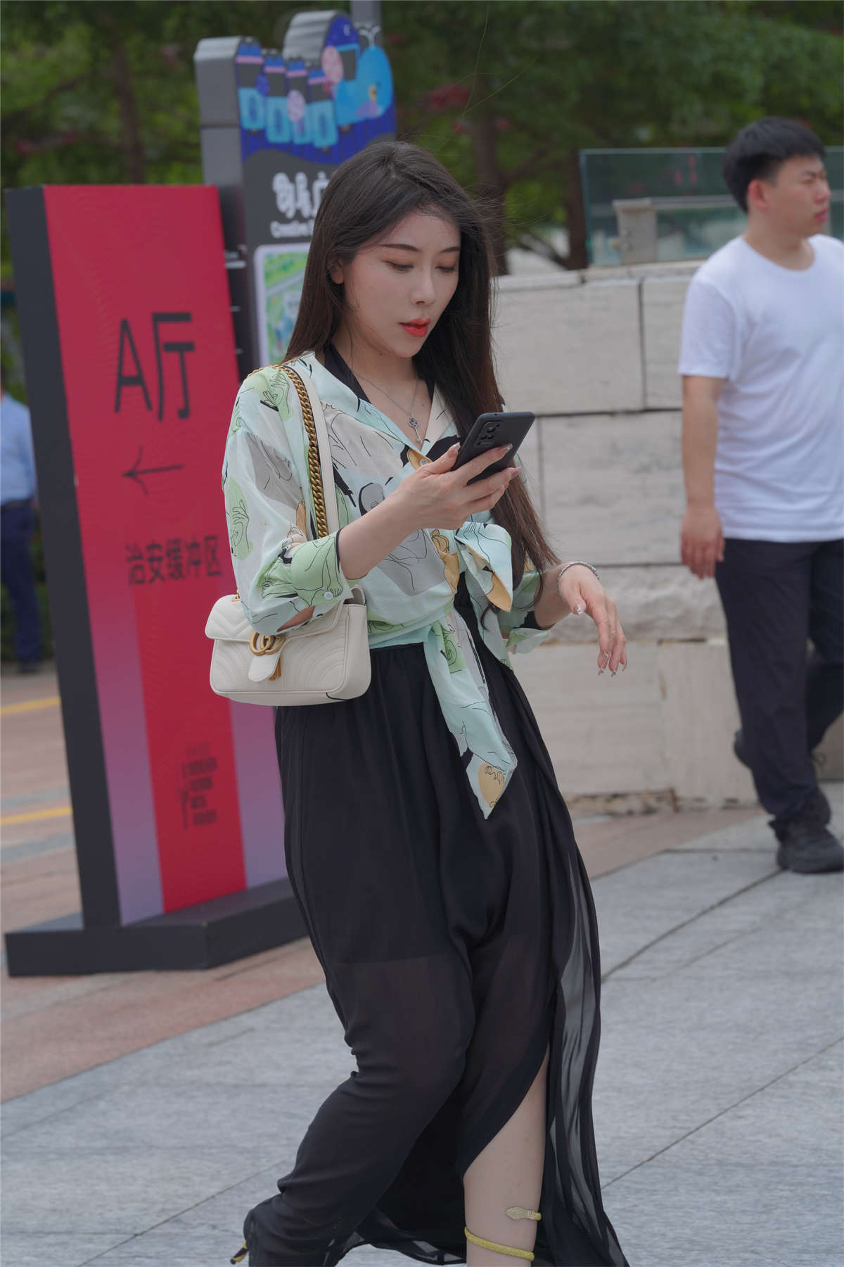 图片[2]-大气黑色连衣裙-日更街拍