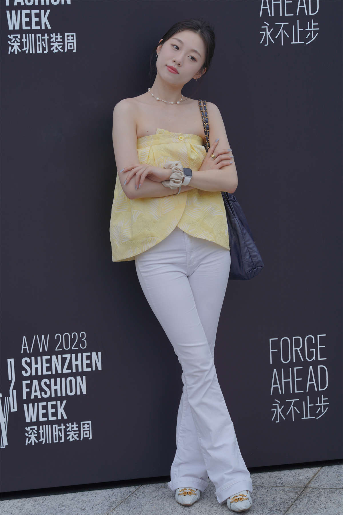 图片[2]-一字肩白色牛仔裤-日更街拍