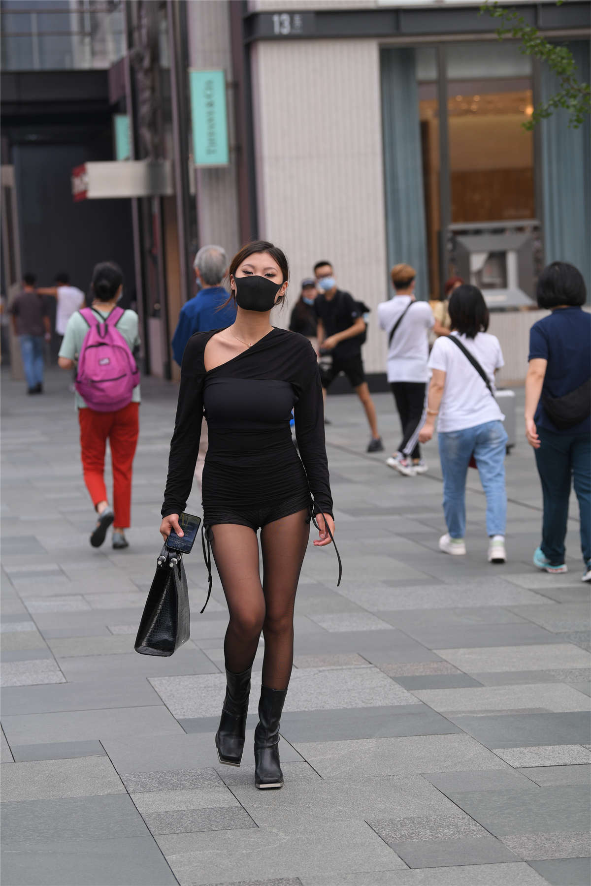 图片[2]-短靴短裤黑色搭配-日更街拍