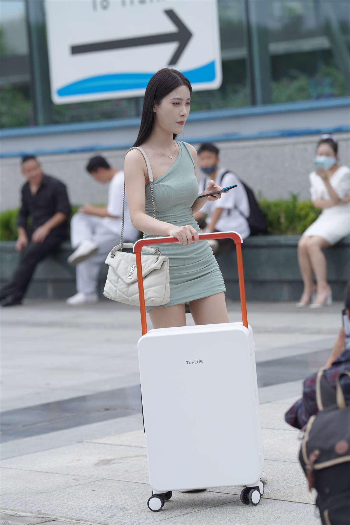 甜美小白鞋修身裙-日更街拍