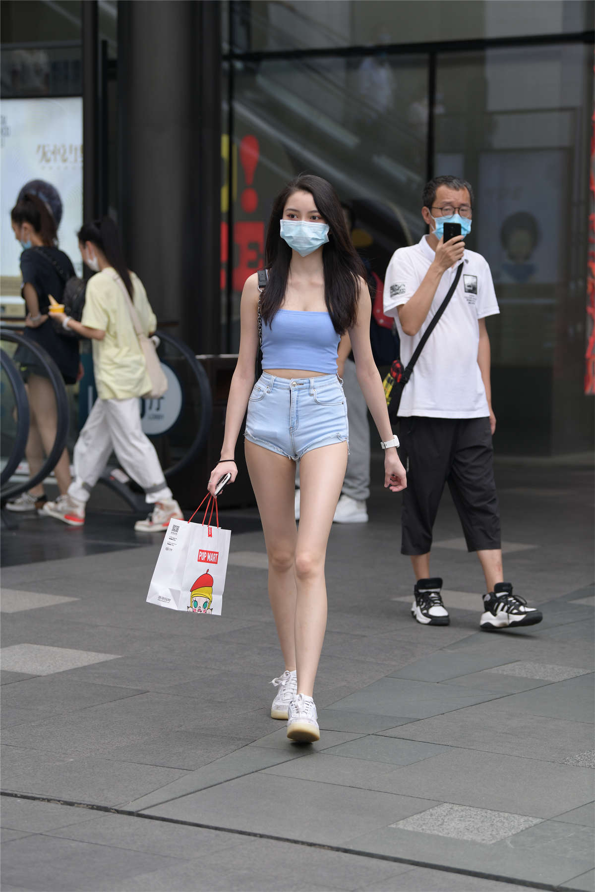 青春靓丽牛仔短裤-日更街拍