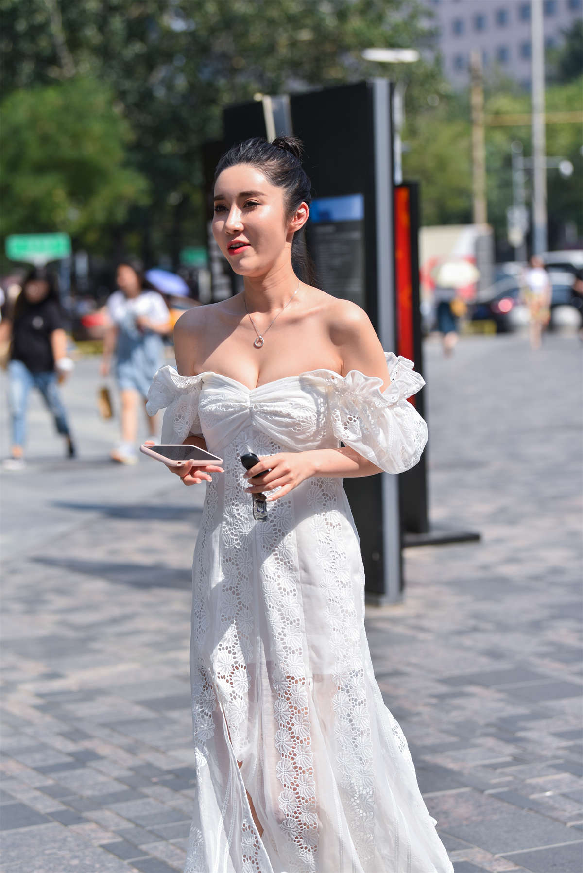 图片[2]-大气一字肩白裙-日更街拍