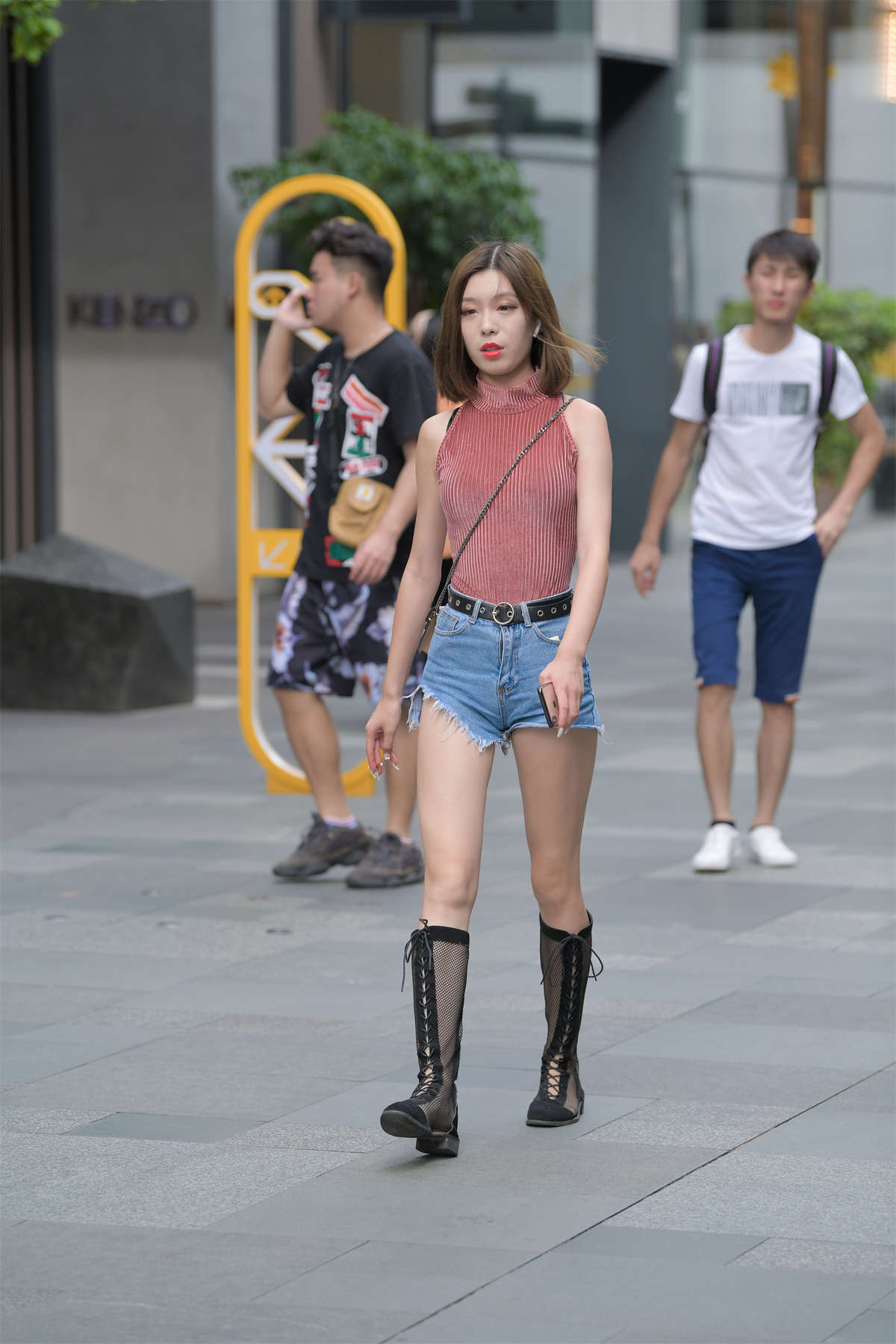图片[2]-青春靓丽网靴短裤-日更街拍