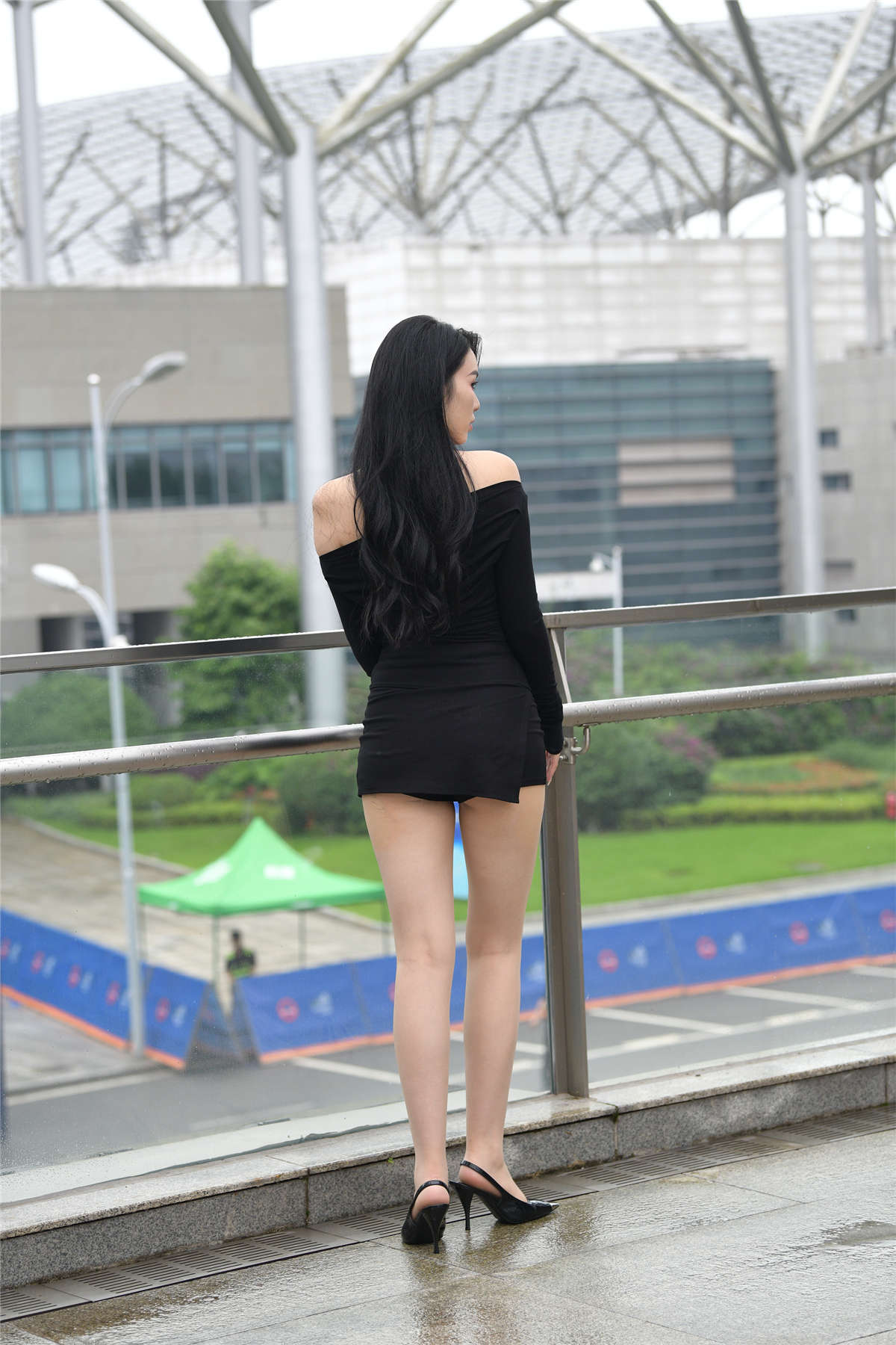 黑色短裙消失装-日更街拍
