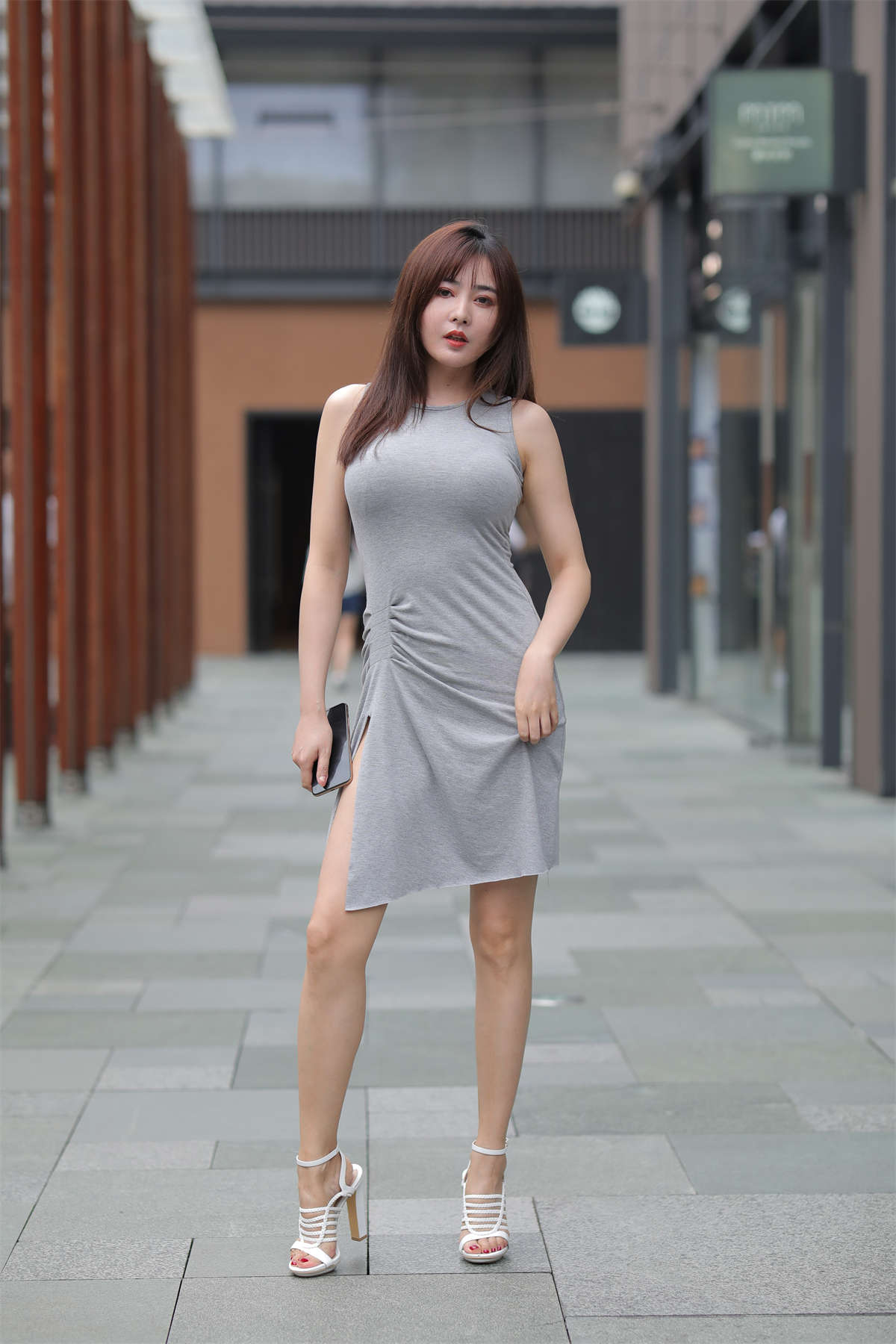 简约美丽吊带裙-日更街拍