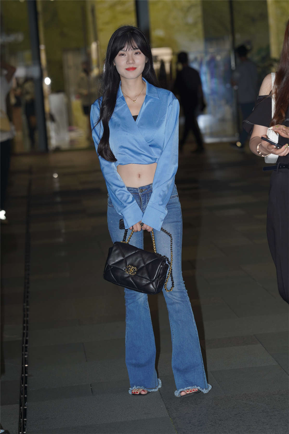 飒爽喇叭牛仔裤-日更街拍