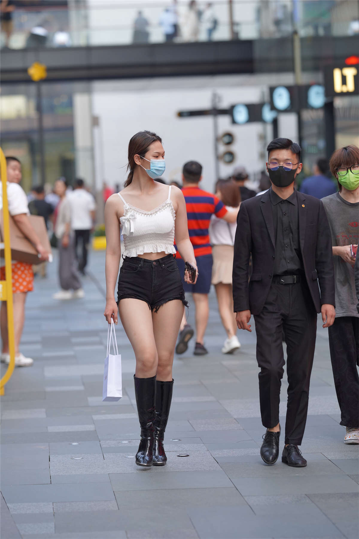 长靴短裤黑白搭配-日更街拍