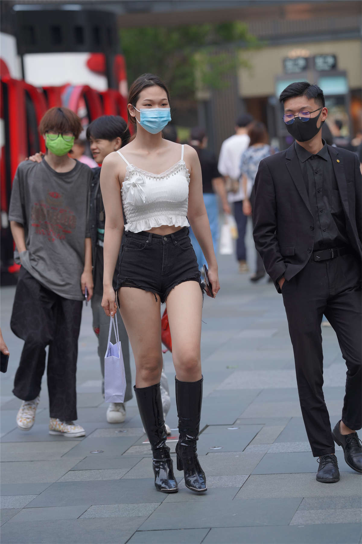 图片[2]-长靴短裤黑白搭配-日更街拍