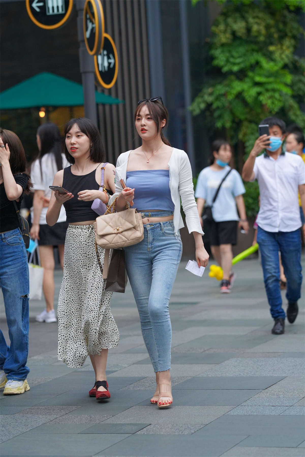 图片[2]-牛仔裤百搭显身材-日更街拍