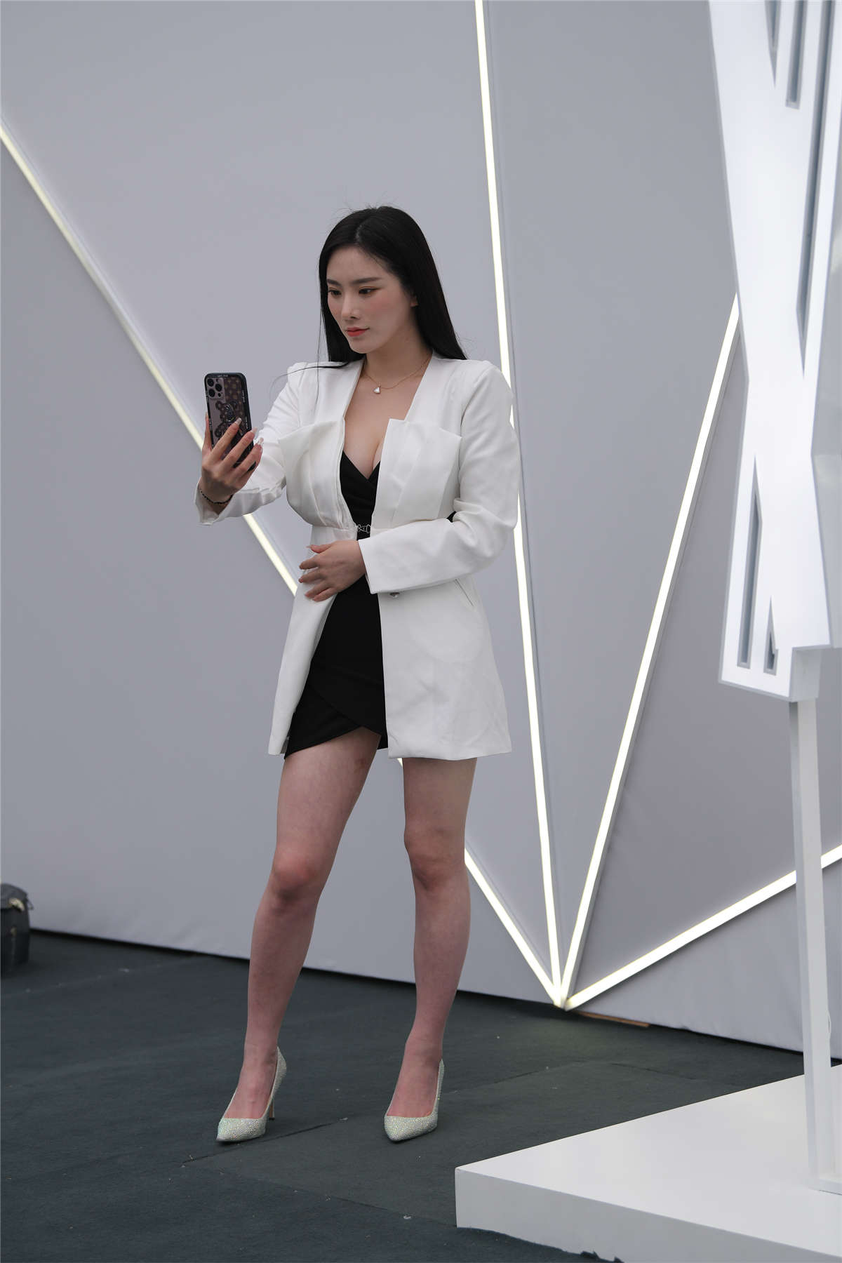 图片[2]-魅力性感黑裙-日更街拍