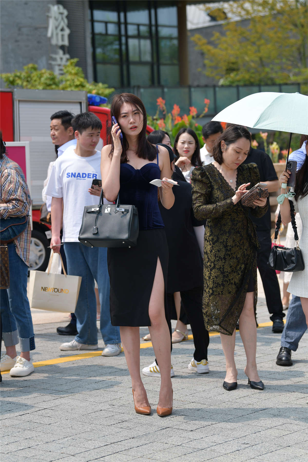 图片[2]-简约大气吊带长裙-日更街拍