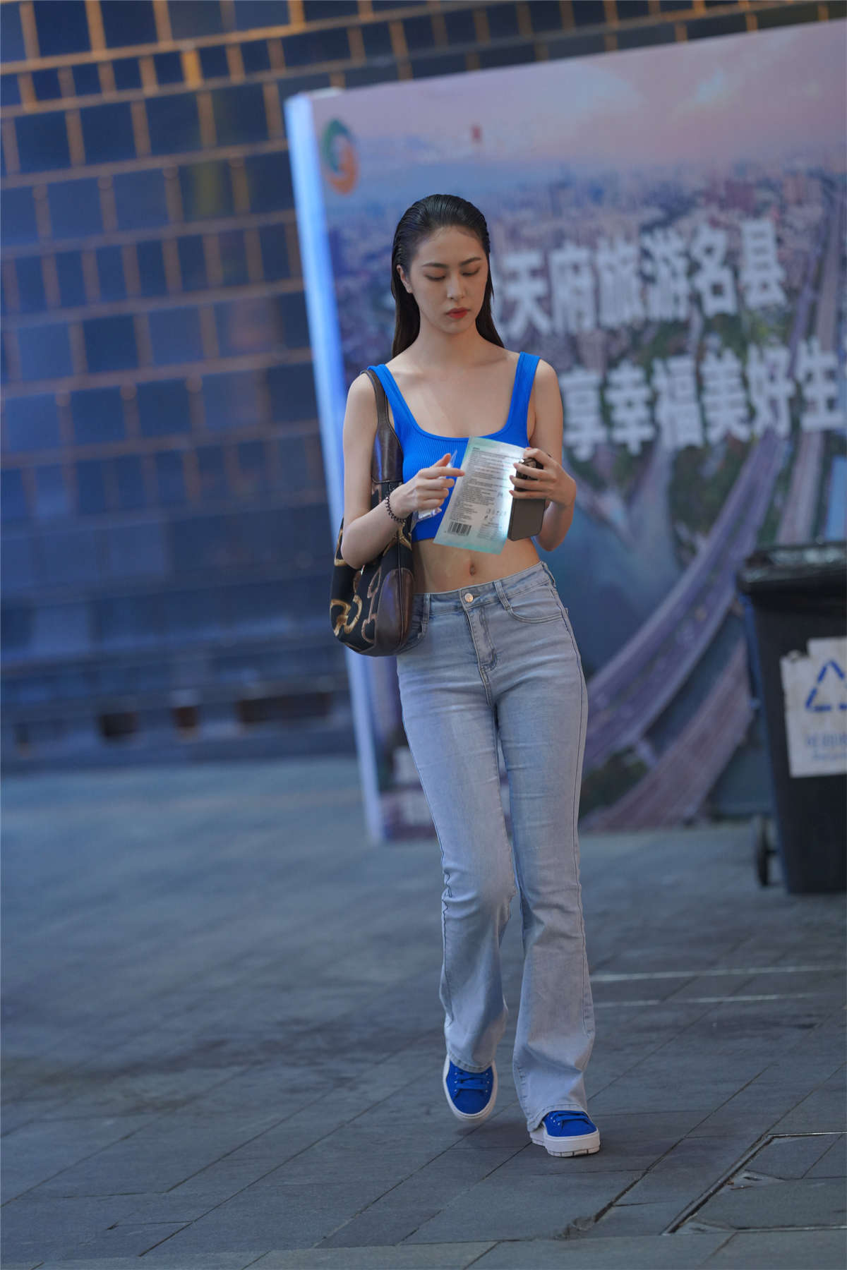 美丽的浅色牛仔-日更街拍