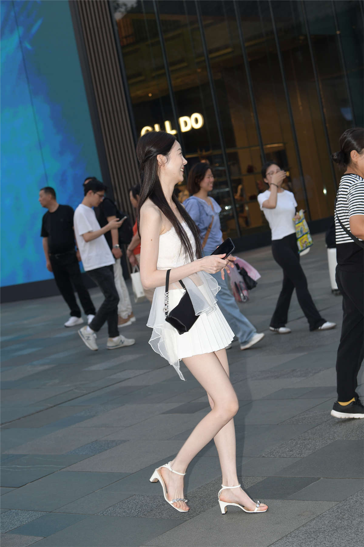 甜美白色连衣裙-日更街拍