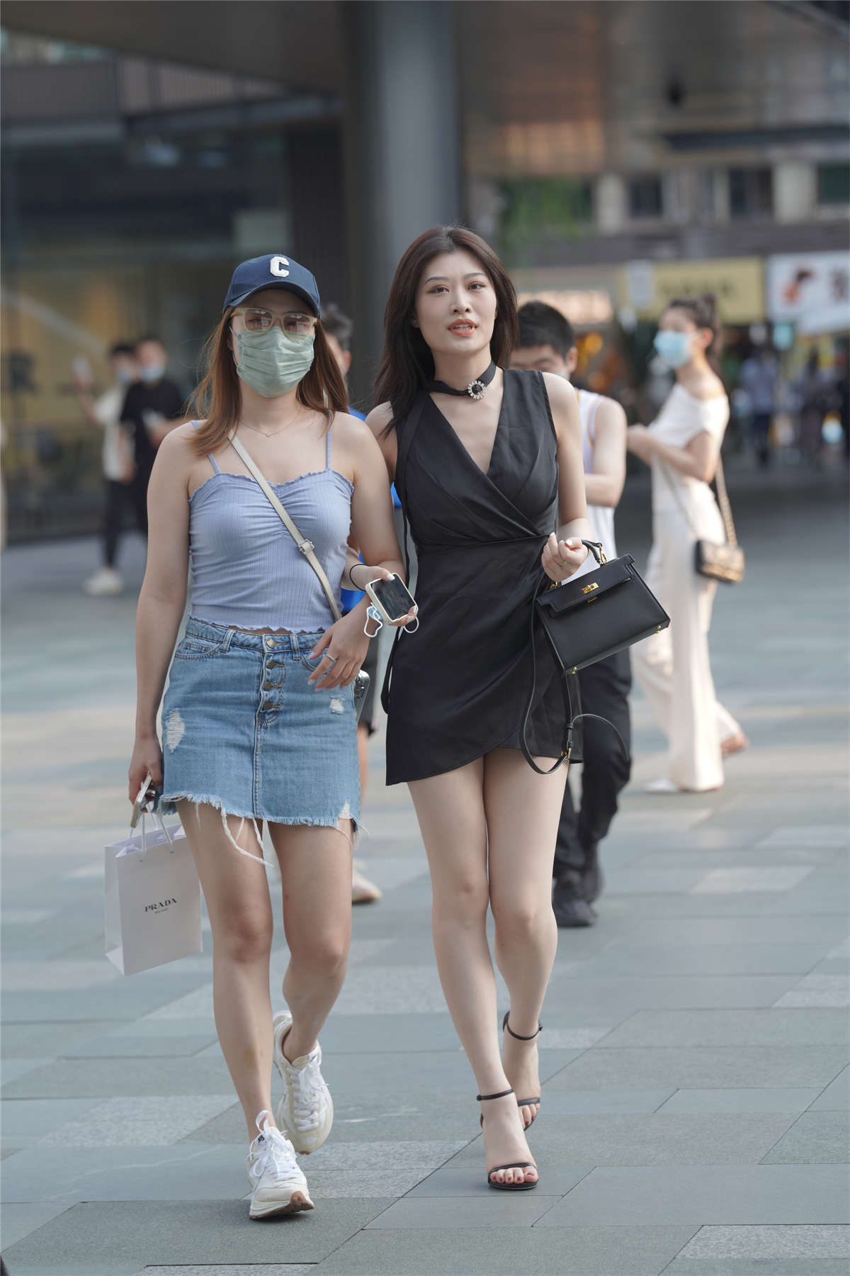 图片[2]-黑色吊带裙-日更街拍