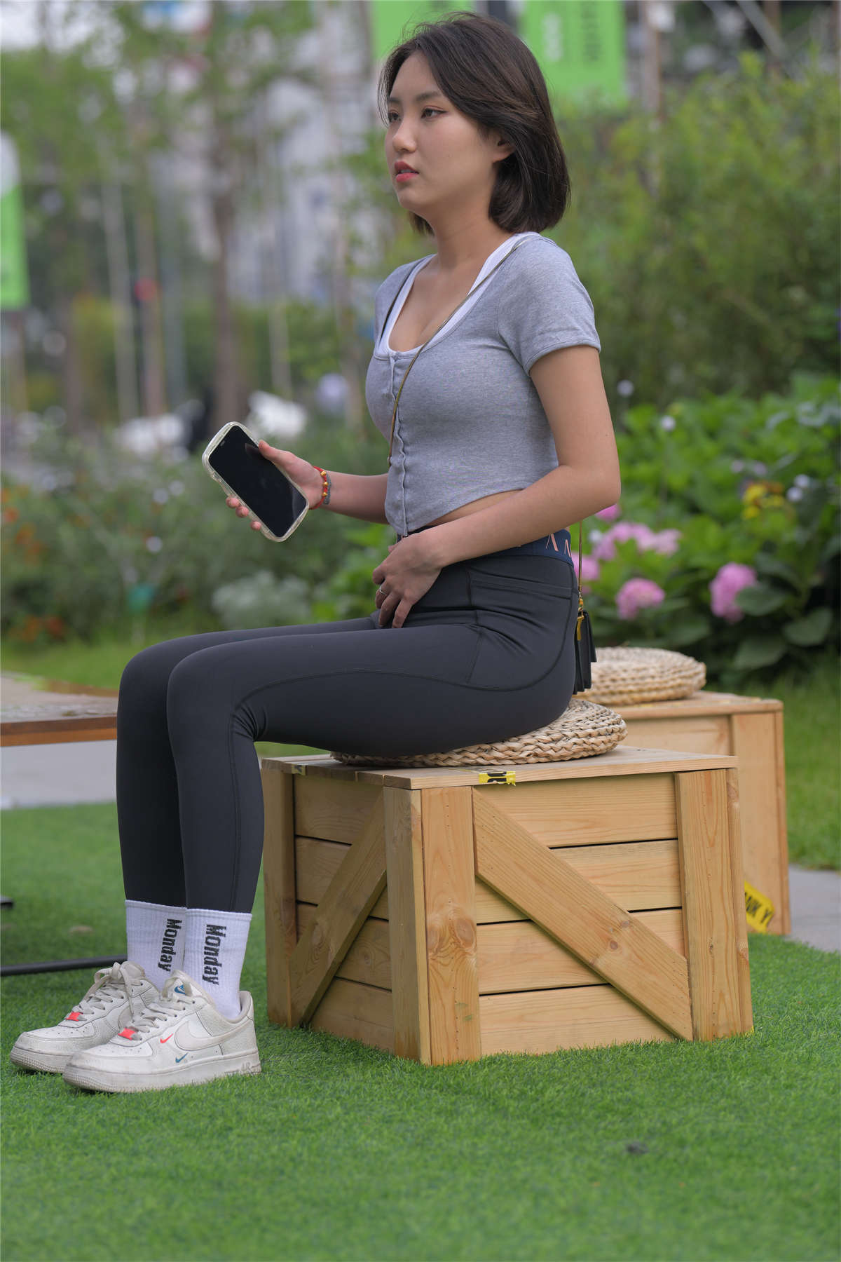 图片[2]-[魔镜原创摄影]一始街拍作品 黑色瑜伽裤美女-日更街拍