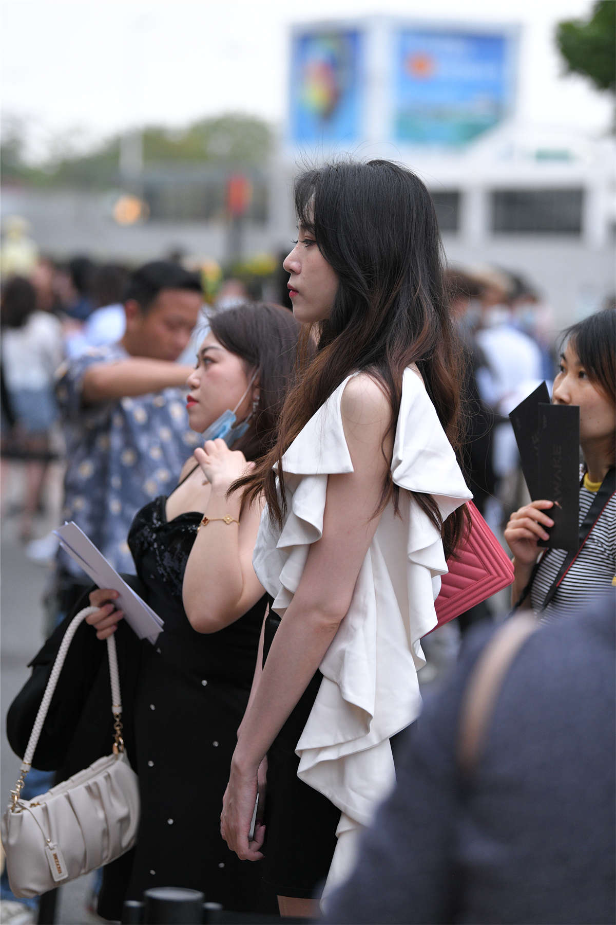 图片[2]-优雅黑色裙装-日更街拍