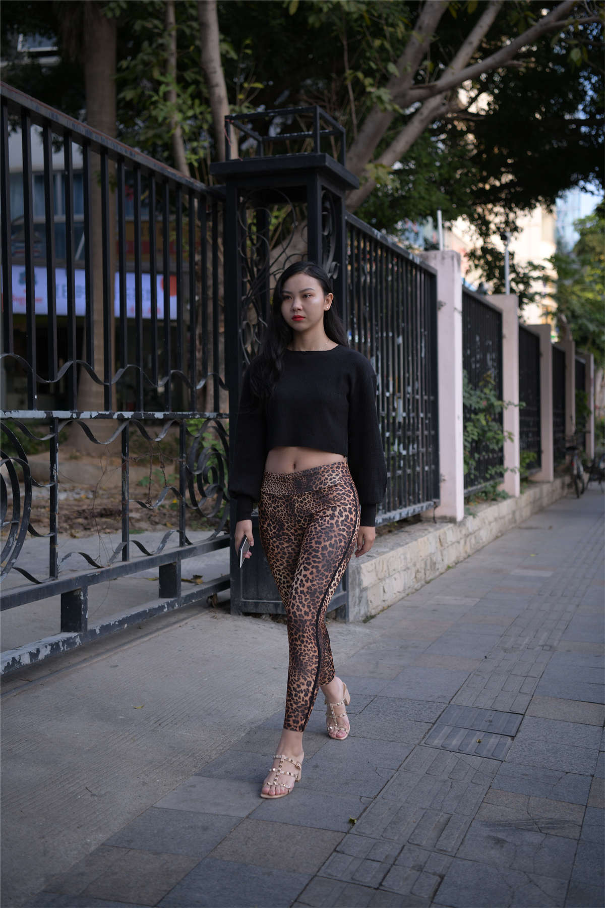图片[2]-[魔镜原创摄影]豹纹紧身裤-日更街拍