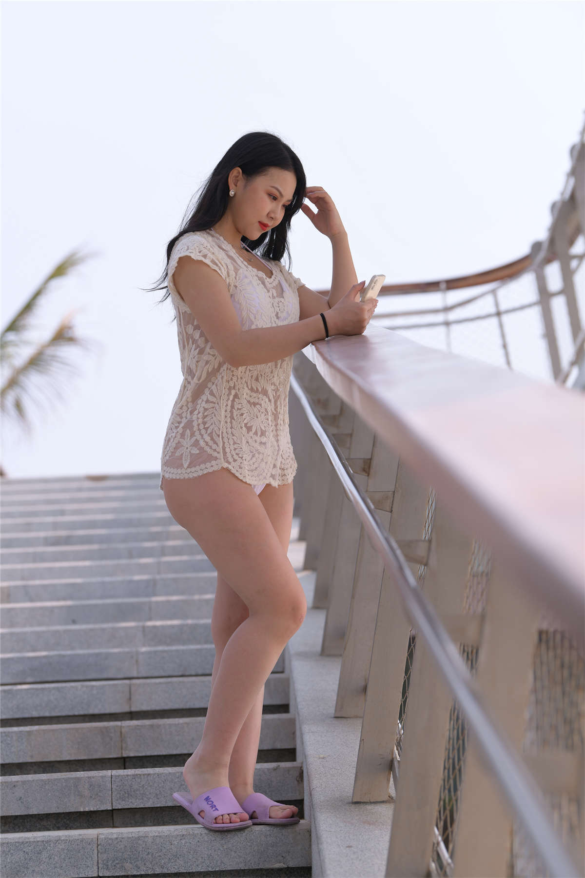 图片[2]-[魔镜原创摄影]视觉冲击街拍作品 – 海边丰腴的白色比基尼美女-日更街拍