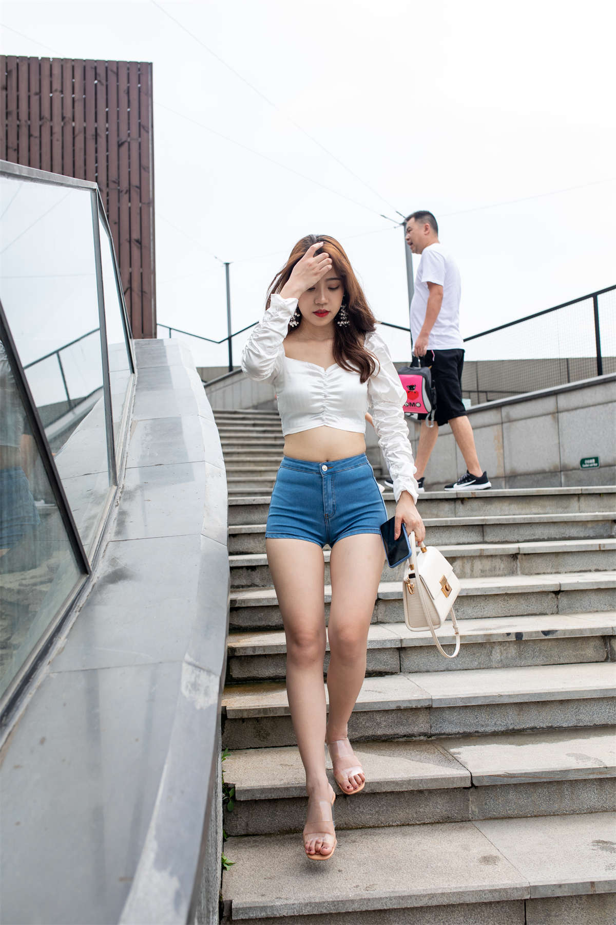 图片[2]-[魔镜原创摄影]一筒街拍作品 热裤女孩-日更街拍