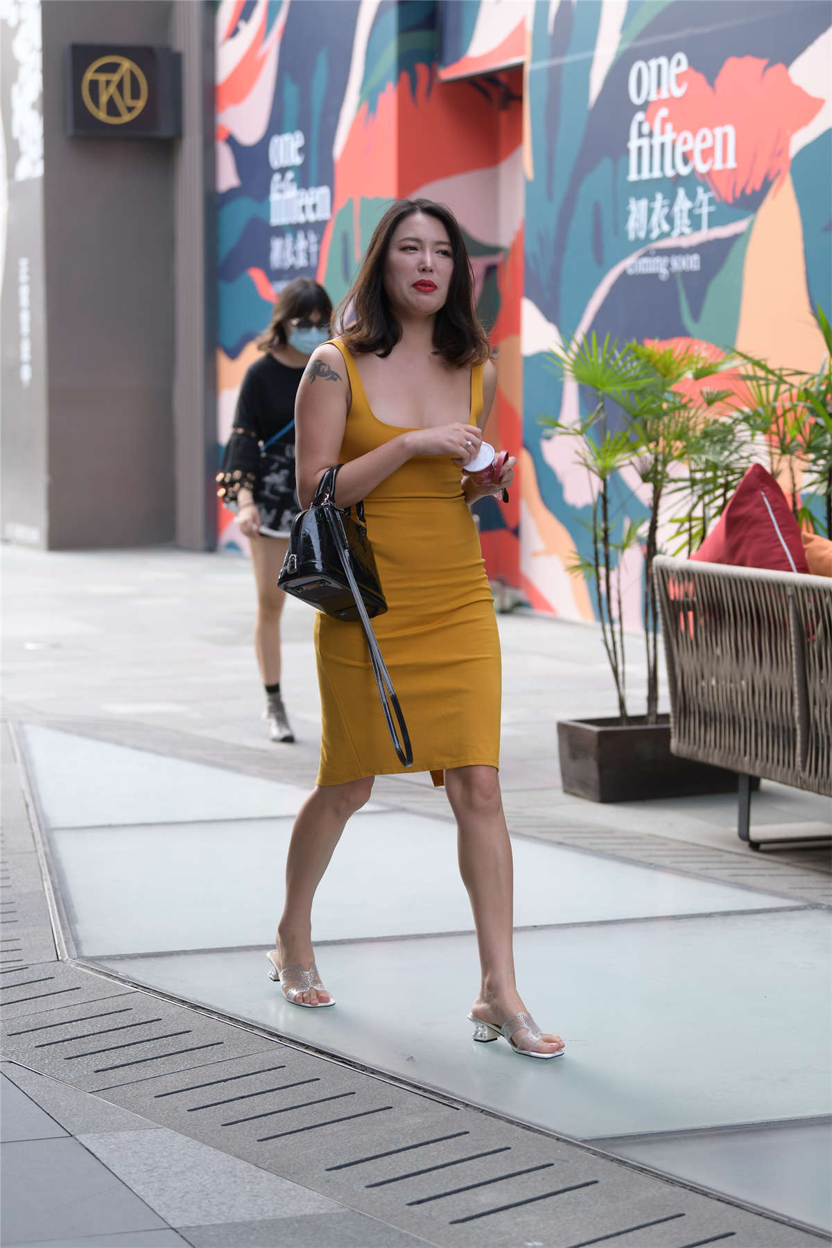 图片[2]-黄色针织吊带裙-日更街拍