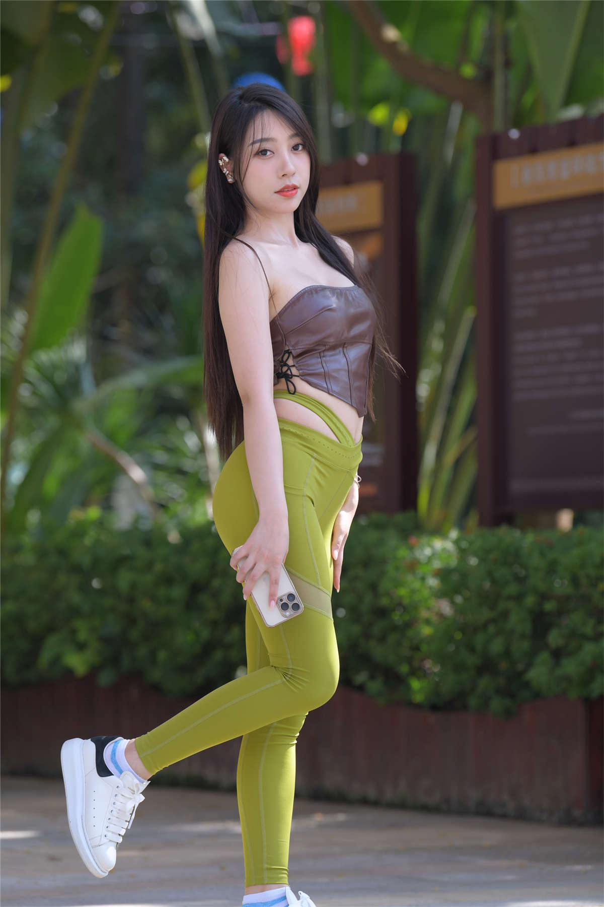 [魔镜原创摄影]一始街拍作品 - 绿色瑜伽美女-日更街拍