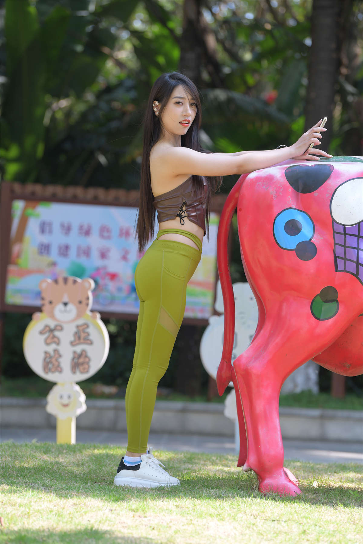 图片[2]-[魔镜原创摄影]一始街拍作品 – 绿色瑜伽美女-日更街拍