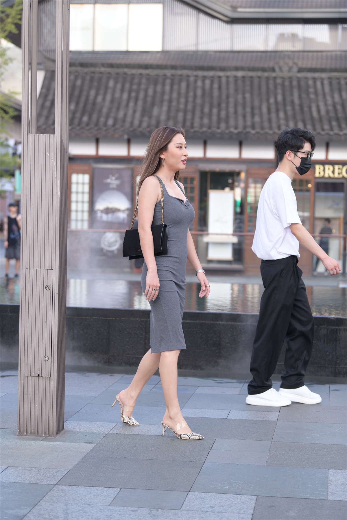 图片[2]-灰色吊带裙-日更街拍