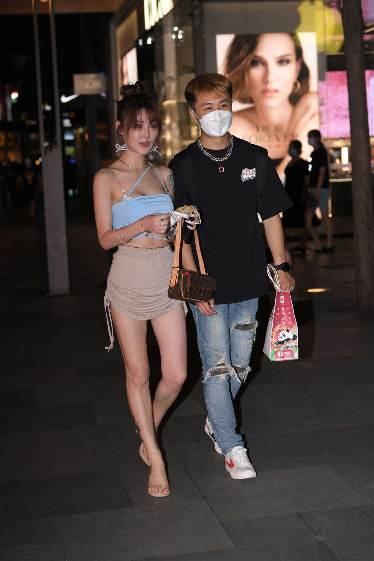 图片[2]-咖色紧身包臀裙香肩纹身-日更街拍