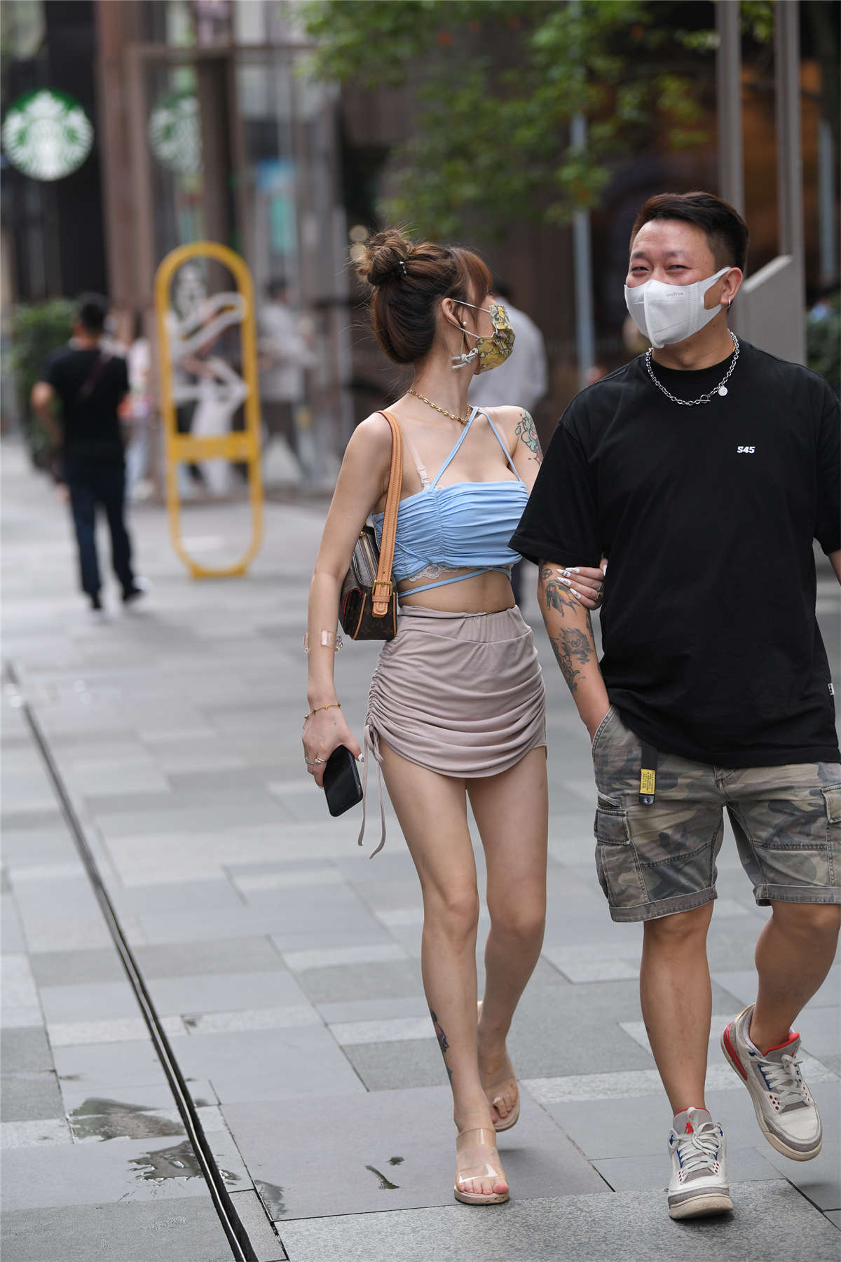 咖色紧身包臀裙香肩纹身-日更街拍
