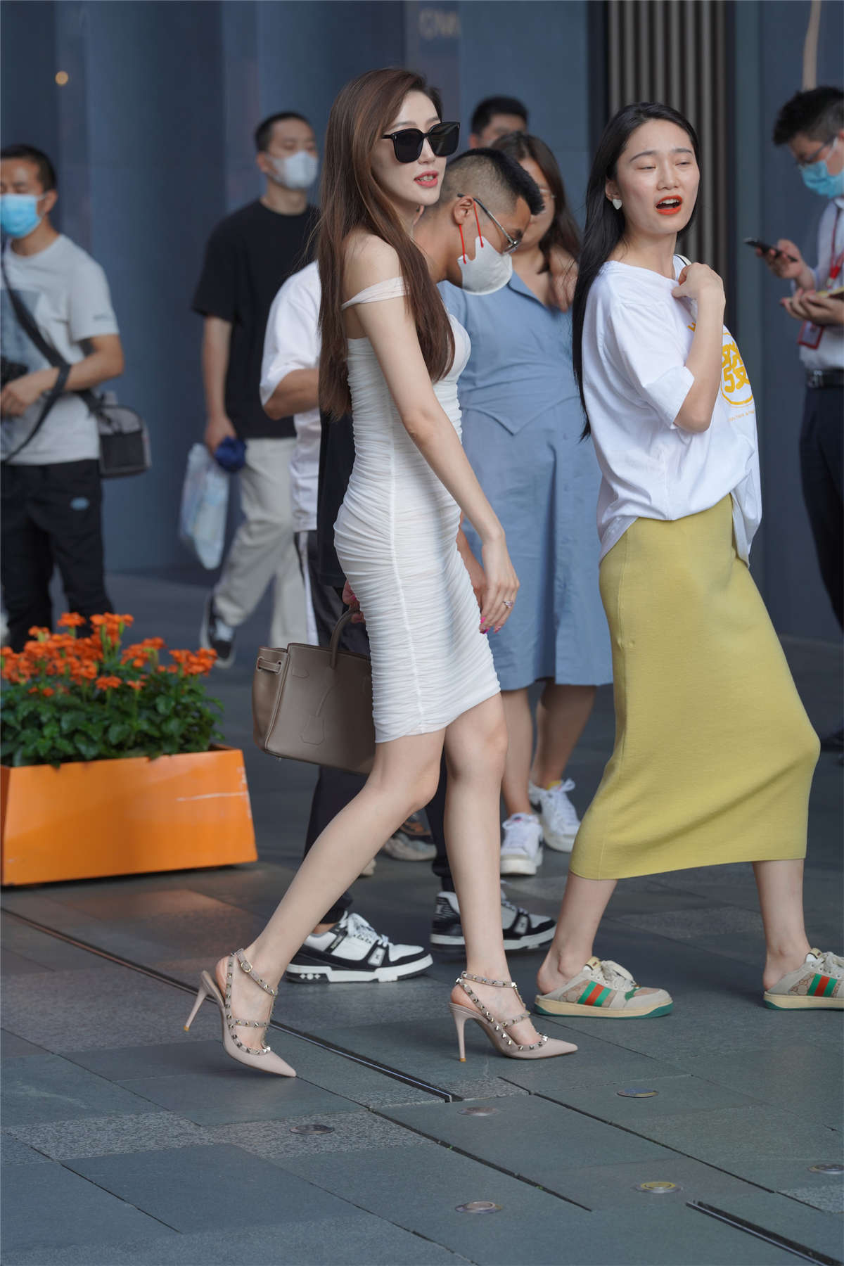 白色吊带裙-日更街拍