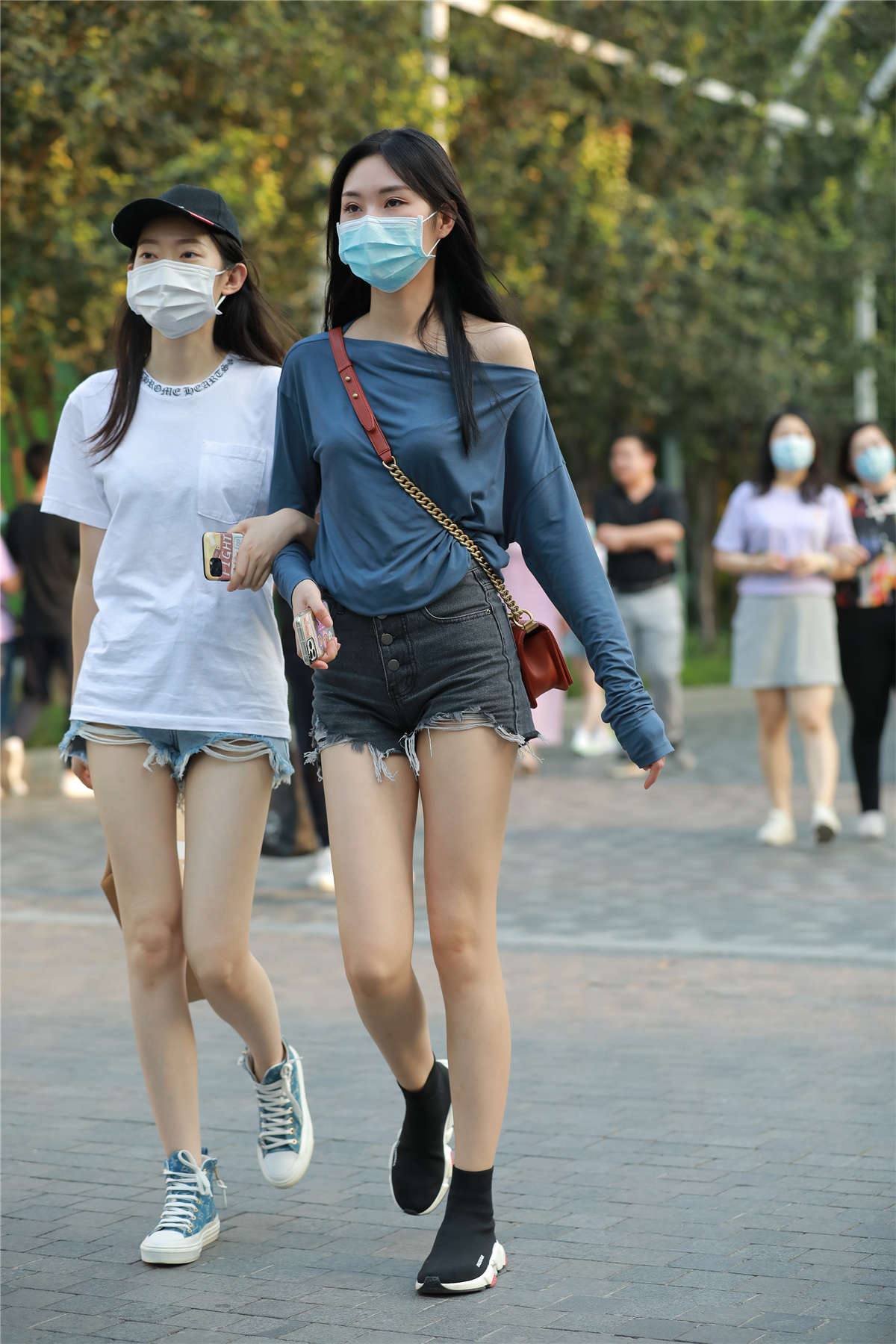 黑色热裤美腿-日更街拍