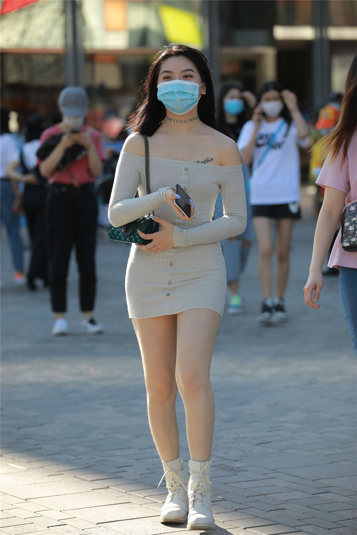 图片[2]-灰色紧身包臀裙美腿香肩-日更街拍