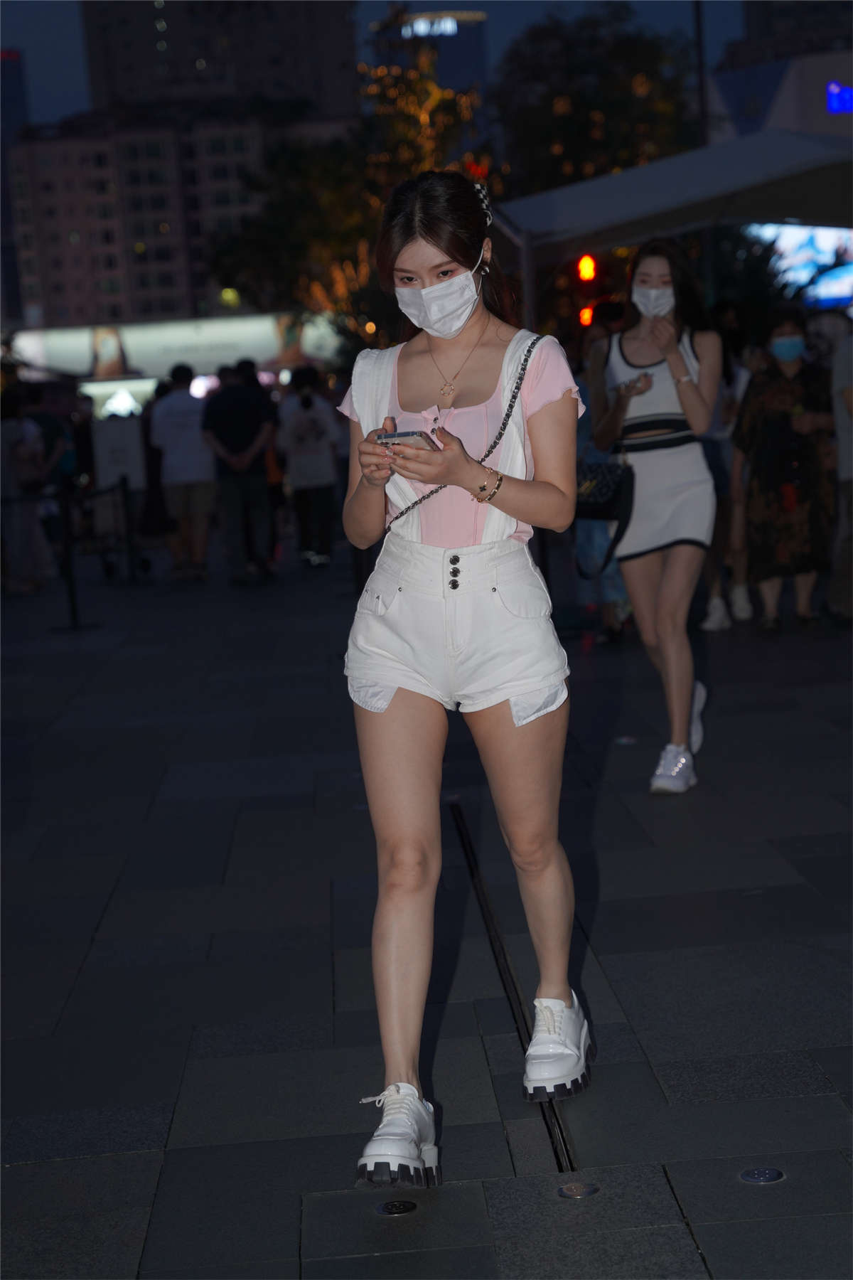 可爱粉色系背带裤-日更街拍
