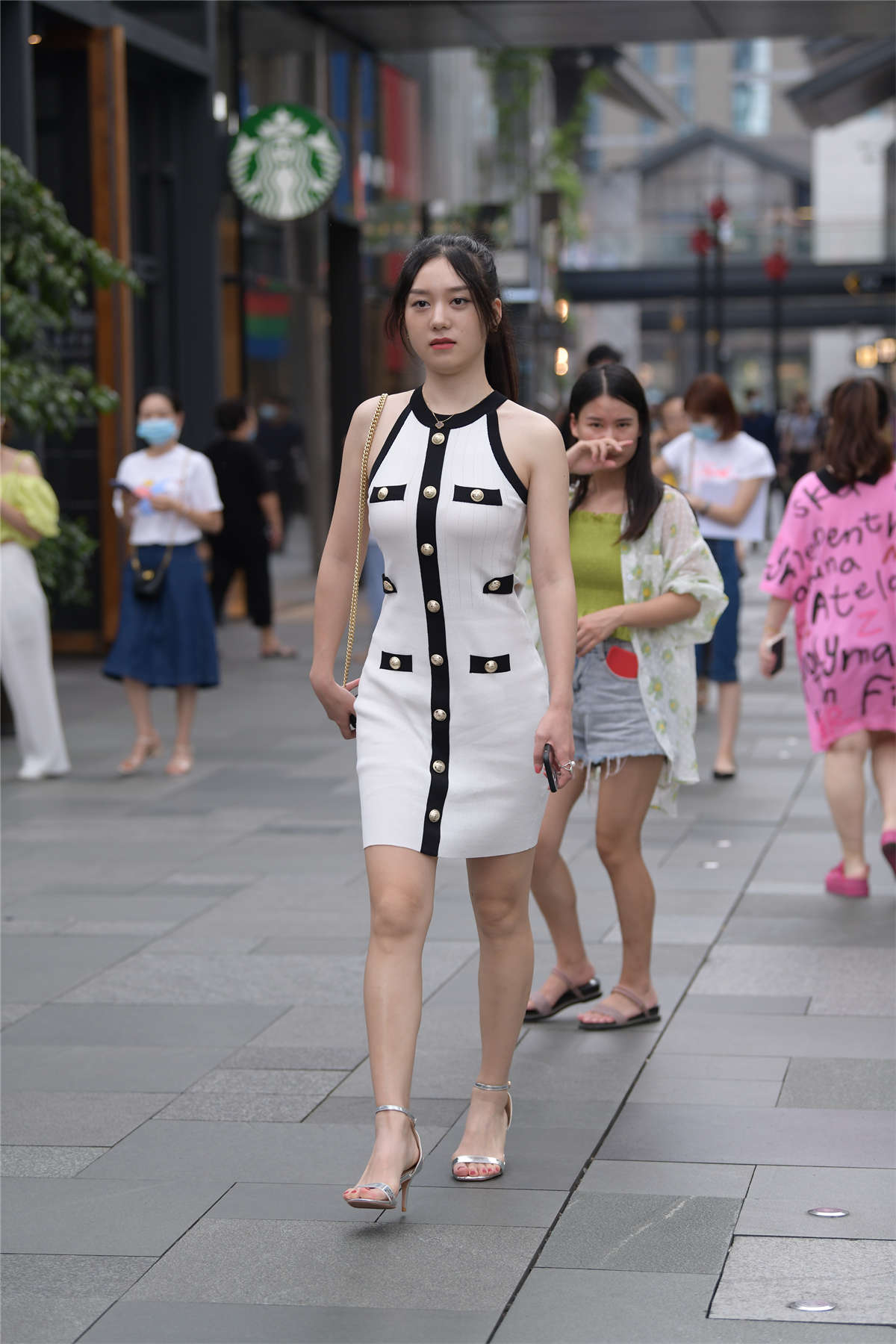 小香风白色连衣裙-日更街拍