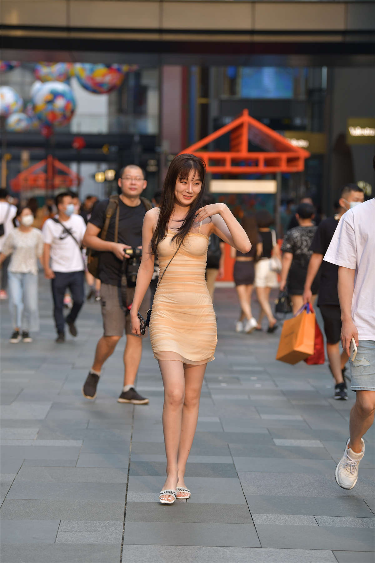 图片[2]-淡黄色连衣裙-日更街拍