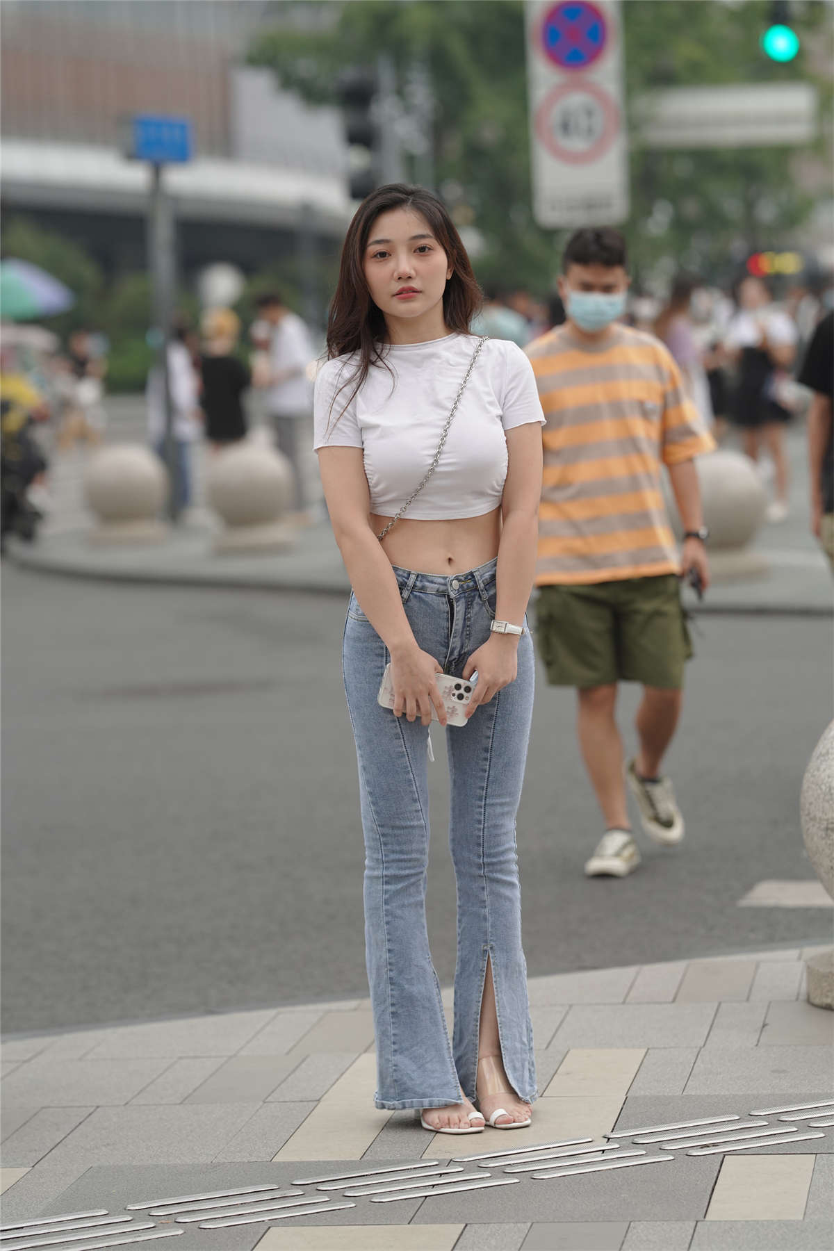 图片[2]-甜美动人喇叭牛仔裤-日更街拍