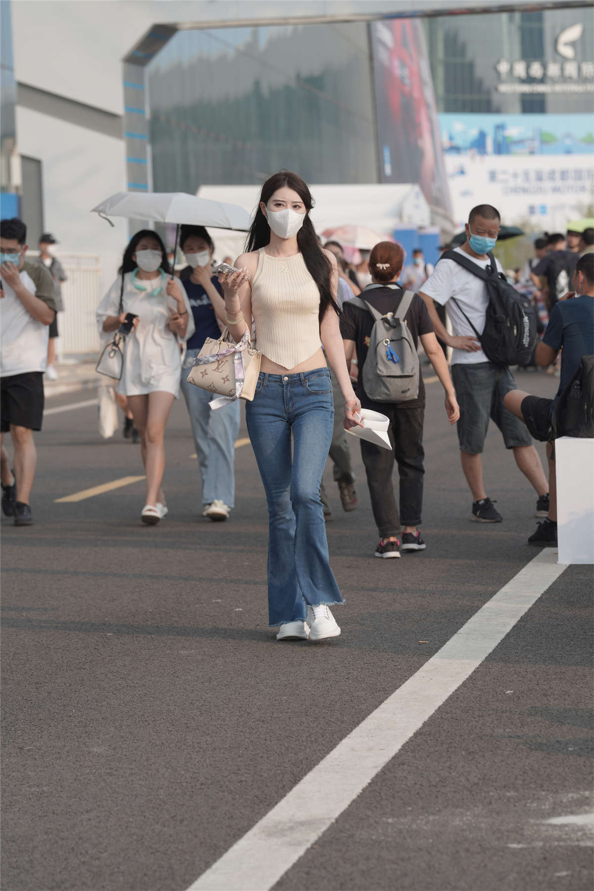 图片[2]-清爽喇叭牛仔裤-日更街拍