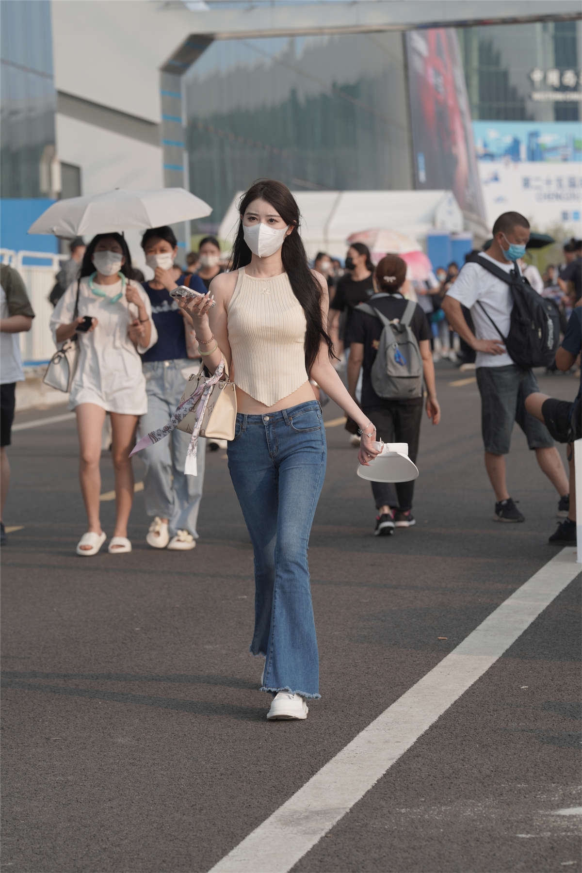 清爽喇叭牛仔裤-日更街拍