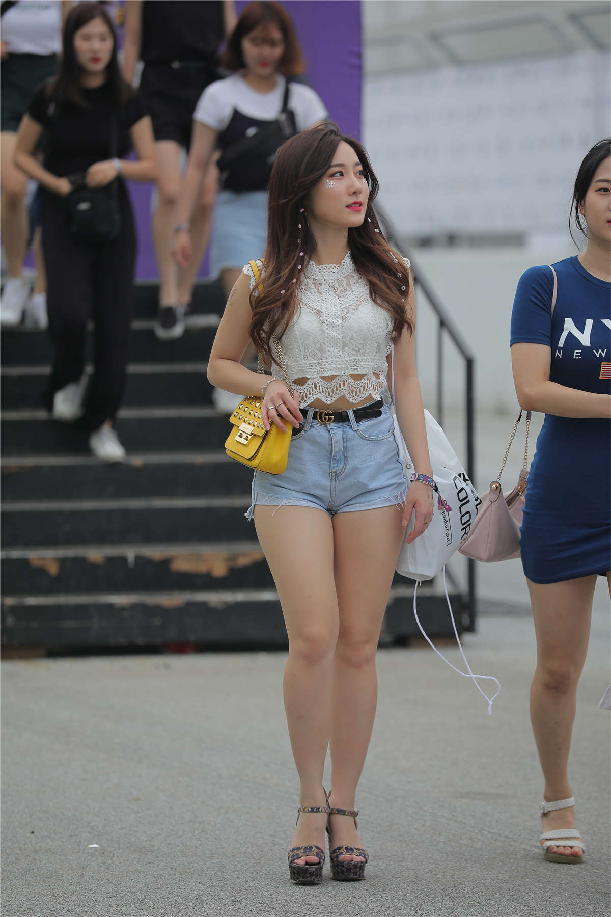 图片[2]-牛仔短裤青春美丽-日更街拍