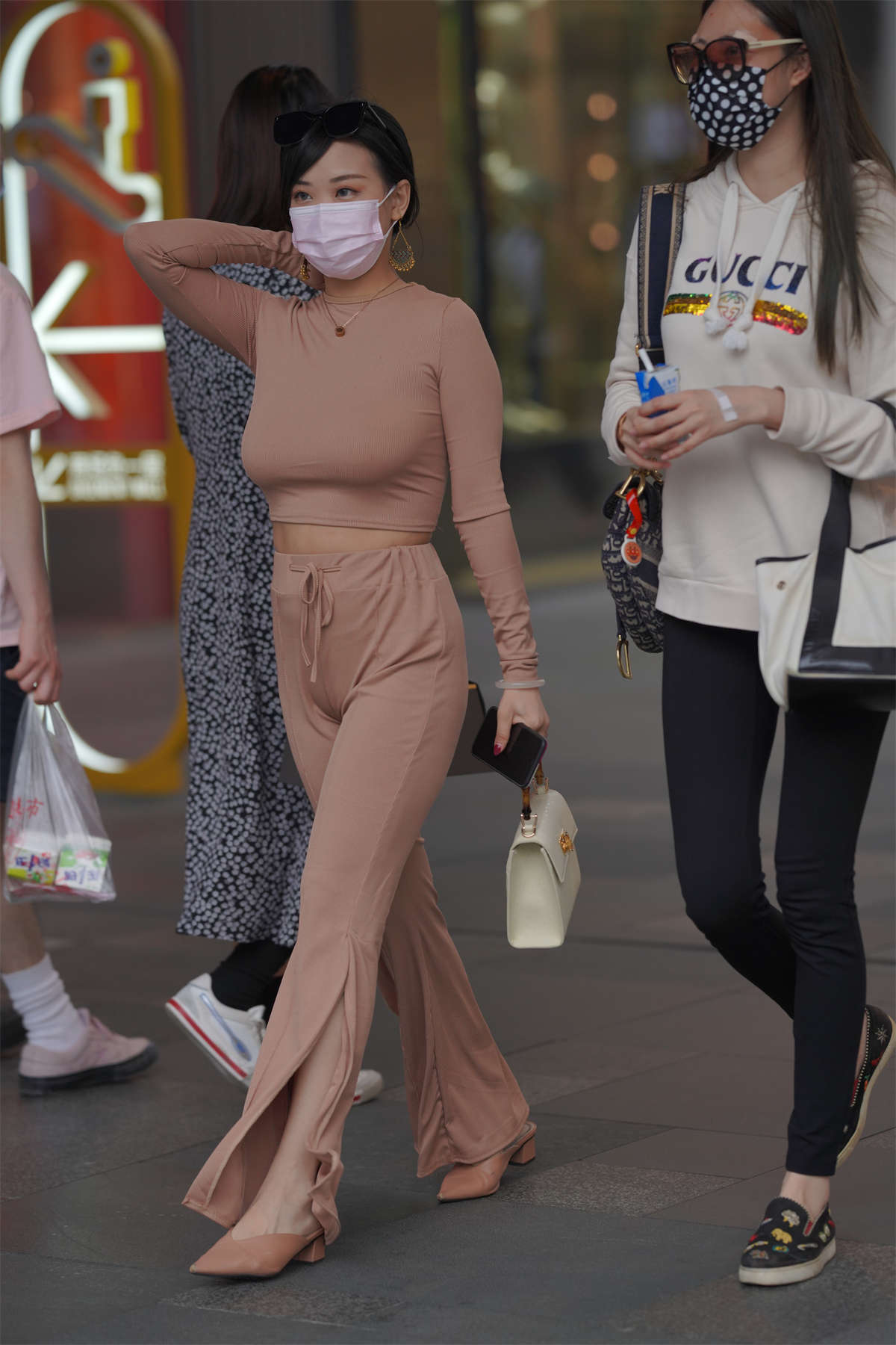 身材超绝的美少妇套图-日更街拍