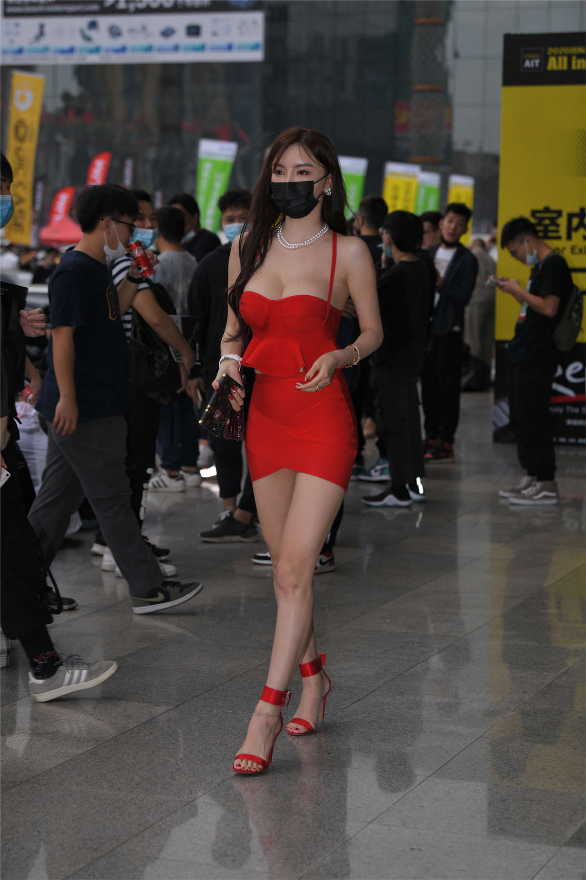 包臀裙高跟美女-日更街拍