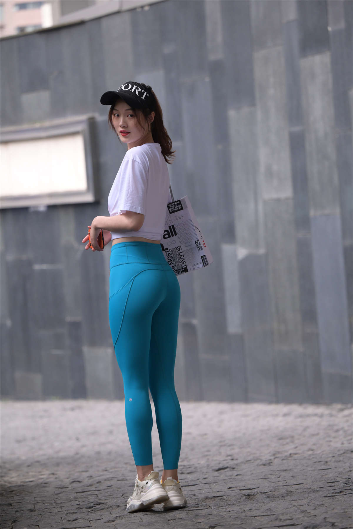 图片[2]-[魔镜原创摄影]魂魂街拍作品 – 蓝色瑜伽裤小姐姐-日更街拍