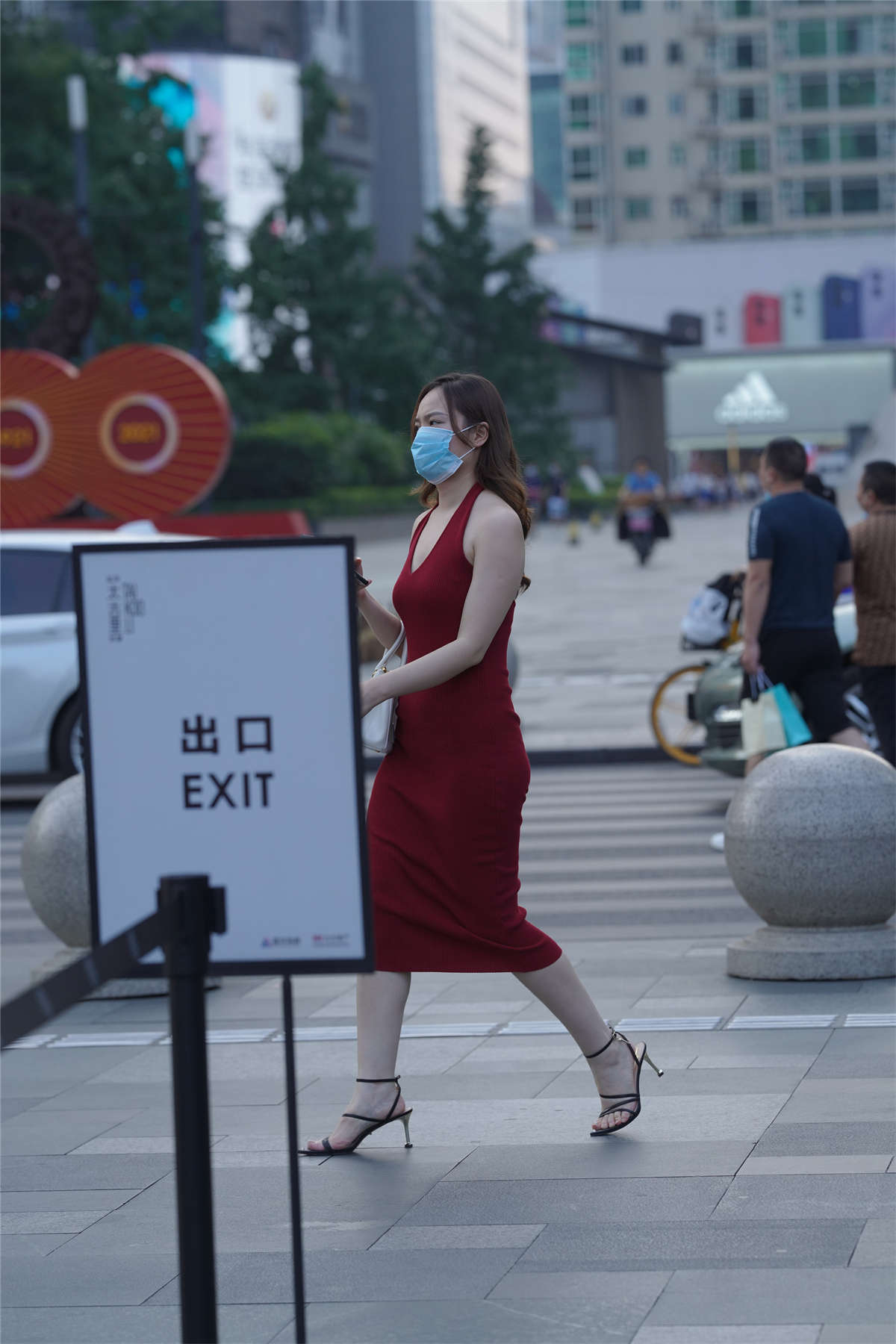 图片[2]-亮眼红色长裙-日更街拍
