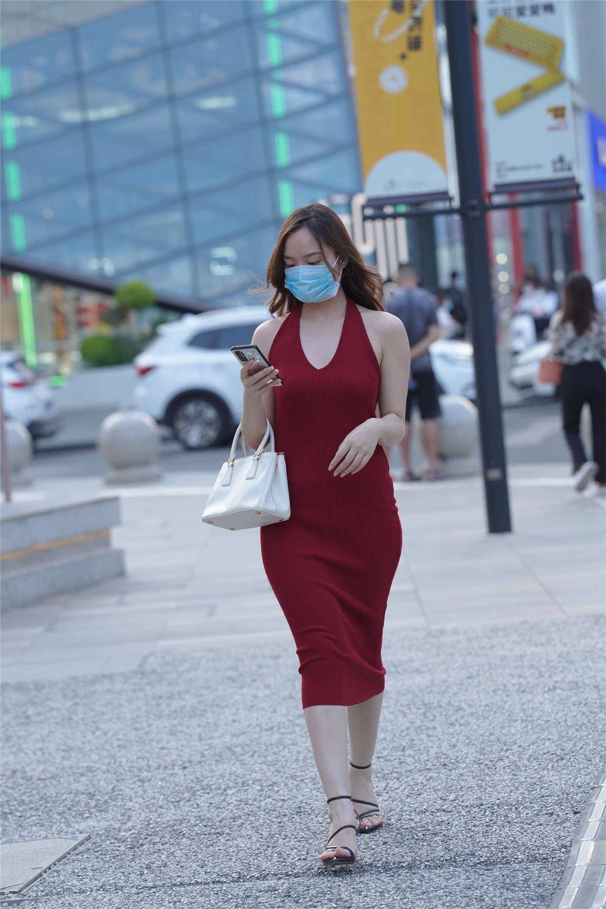 亮眼红色长裙-日更街拍