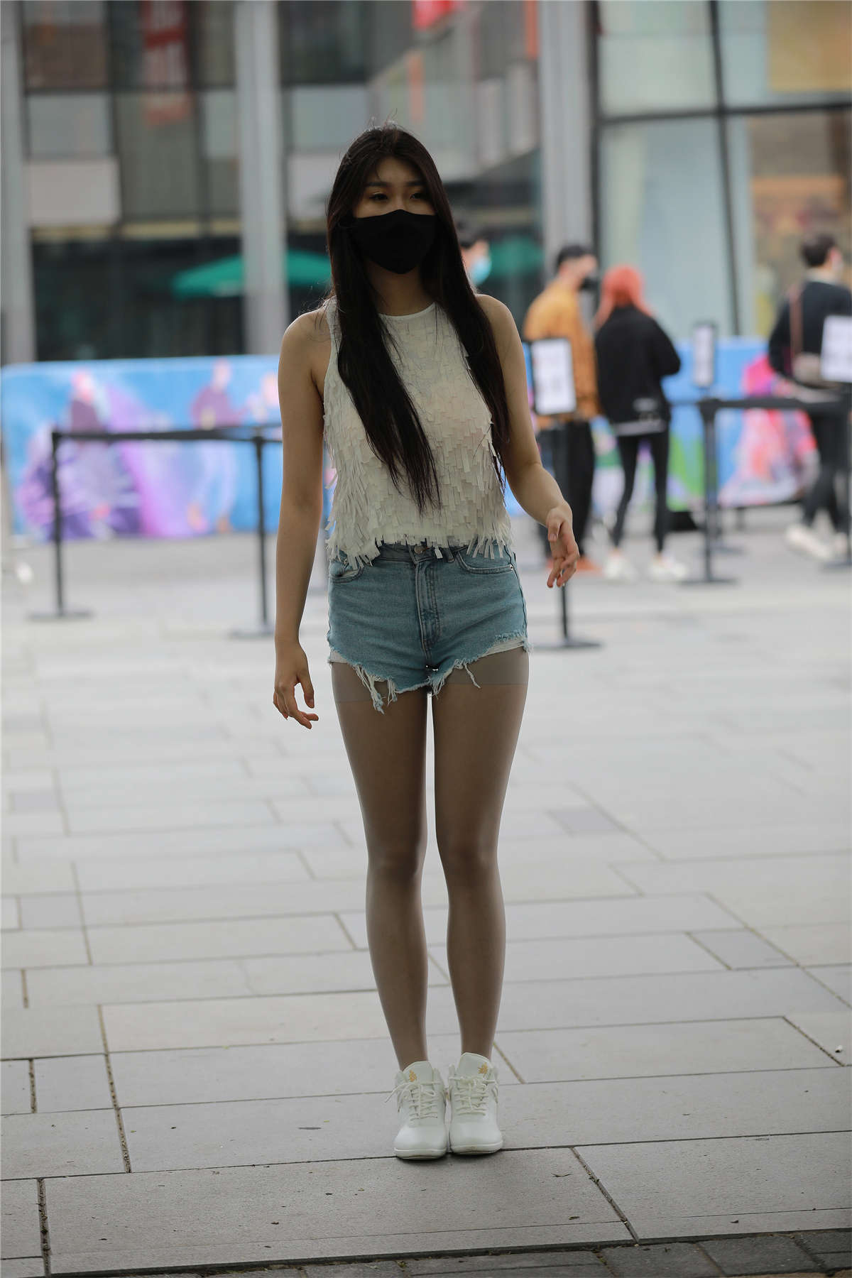 牛仔短裤丝袜女孩-日更街拍