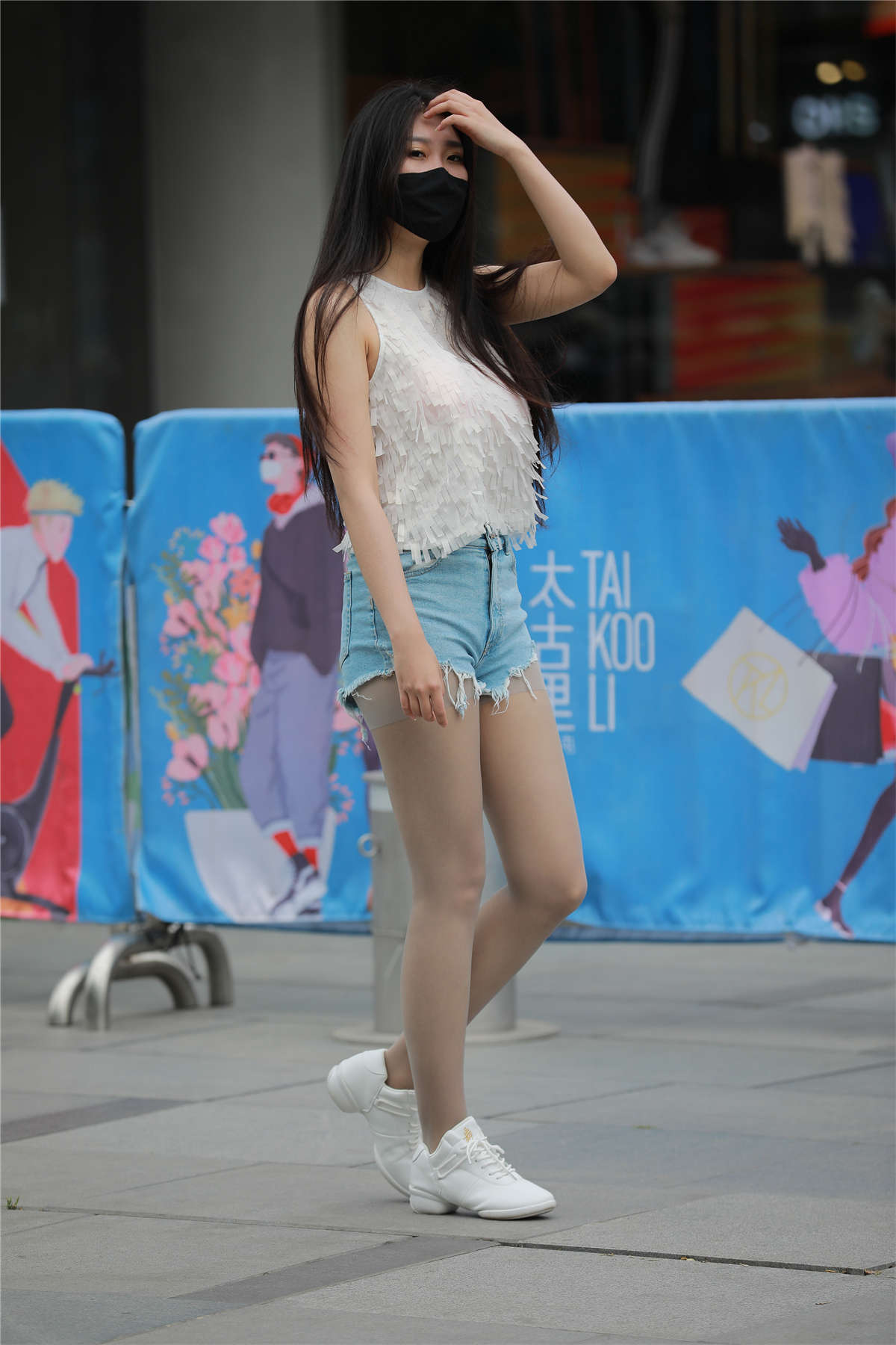 图片[2]-牛仔短裤丝袜女孩-日更街拍