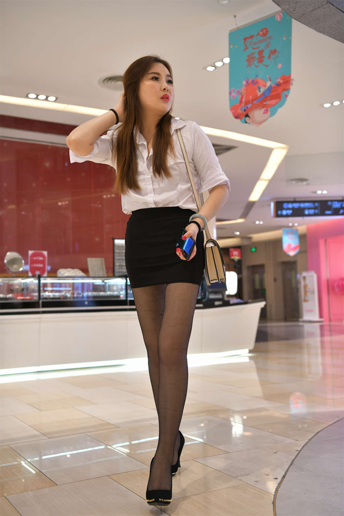 图片[2]-[魔镜原创摄影]吾皇爱丝街拍作品 – 开叉黑丝，白领的周末-日更街拍